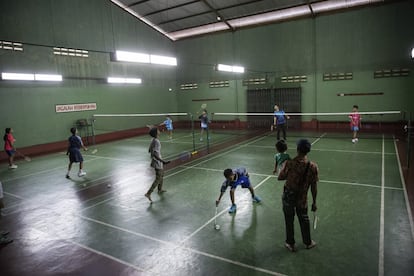 "Llevo muchísimo tiempo colaborando con Solibad", cuenta Carolina. "Se ayuda a niños de Indonesia que tienen pocos recursos a practicar bádminton. Acepté encantada cuando me lo propusieron. El año pasado doné el 1% de mi premio en metálico de los torneos y he visto que me parece poco. Voy a dar un poco más este año. No he podido ir a esas zonas ni a sus academias por falta de tiempo, pero alguna vez iré a ver qué hacen y cómo se lo pasan los niños.Ver la felicidad en sus caras va a ser increíble", añade.