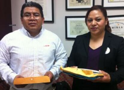 Alejandro y Erika Álvarez, con sus papeles preparados para solicitar el programa DACA, que no pudieron presentar el miércoles.