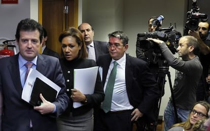 El vicepresidente Jos&eacute; Ciscar y los exconsejeros Lola Johnson, Enrique Verdeguer y Jos&eacute; Manuel Vela el 5 de enero de 2012, el d&iacute;a del tijeretazo. 