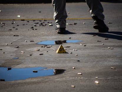 Decenas de casquillos disparados por un grupo criminal a agentes de la Fiscalía del Estado de Sinaloa, en Culiacán, en enero de 2025.