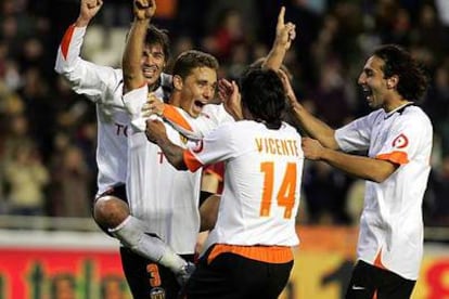 Fabio Aurelio, tras marcar, es felicitado por Villa, encima de él, Vicente y Moretti.