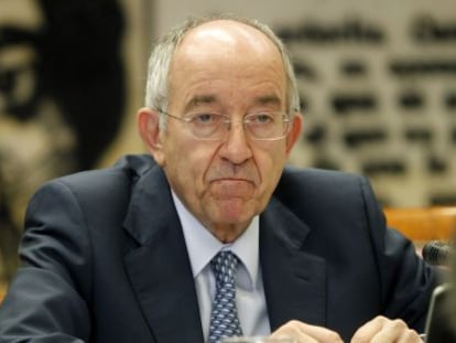 El exgobernador del Banco de Espa&ntilde;a, Miguel &Aacute;ngel Fern&aacute;ndez Ord&oacute;&ntilde;ez, en una comparecencia en el Senado en 2012.