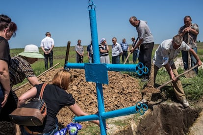 Entierro de Elena Ott en el cementerio de Starovarvarovka.