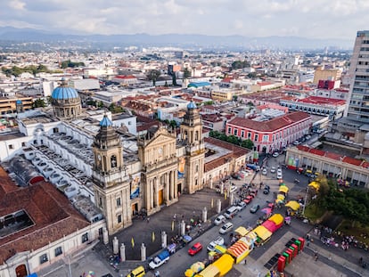 Vista de la Plaza de la Constitución en Ciudad de Guatemala. 