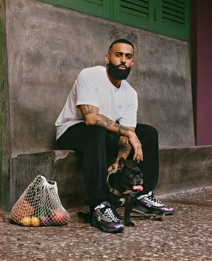 Solo unas zapatillas de alto rendimiento como las New Balance 1000 podrían seguirle el ritmo a Eladio Carrión.