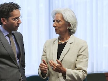 Christine Lagarde (derecha) conversa con Dijsselbloem.