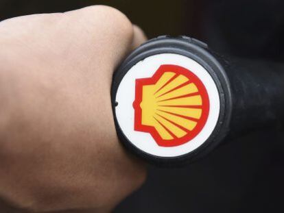 Vista del logotipo de Royal Dutch Shell en una gasolinera de Londres, Reino Unido. 