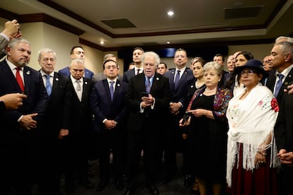 Luis Almagro (centro), secretario general de la Organización de Estados Americanos (OEA), entre otros diplomáticos y dignatarios, tras la reunión extraordinaria de cancilleres por la situación de Guatemala.
