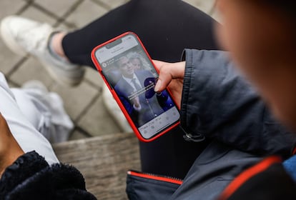 Un joven consulta una noticia en su móvil.