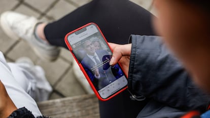 Un joven consulta una noticia en su móvil.