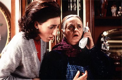 Rossy de Palma y Chus Lampreave, en <i>La flor de mi secreto,</i> de Pedro Almodóvar.