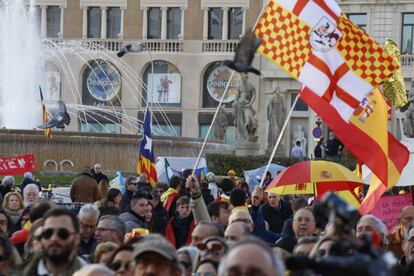 Banderes d'Espanya i de Tabàrnia davant dels independentistes acampats a la plaça de Catalunya, a Barcelona.