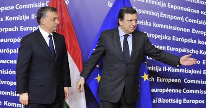El presidente de la Comisión Europea, José Manuel Durao Barroso (a la derecha), y el primer ministro de Hungría, Viktor Orban, en la reunión de hoy en Bruselas
