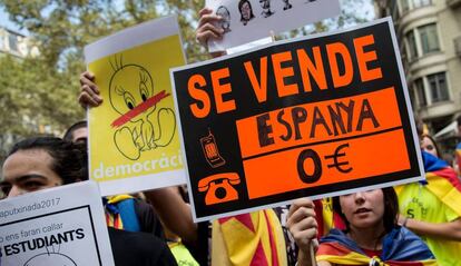 Un grupo de estudiantes este jueves durante una manifestación por la independencia en Barcelona.