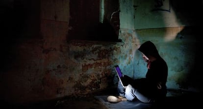 Imagen de una hacker en un edificio abandonado.