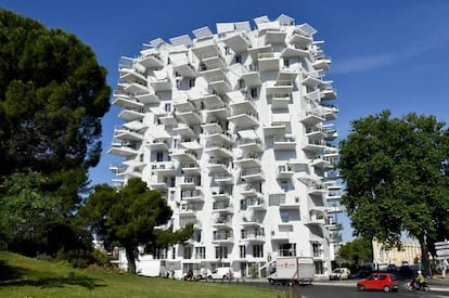 <strong>Arbre Blanc (Montpelier, Francia).</strong> Por proporción es más bien un barril con bracitos pero, visto desde abajo, las fachadas del edificio de Sou Fujimoto no pueden ser más epitómicas: es un árbol blanco. |