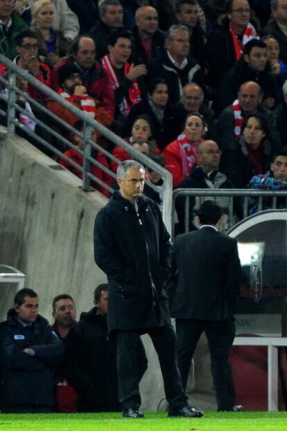 Mourinho observa el partido desde la banda.