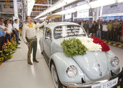 Con la fabricación del vehículo número 21.529.464 se ha cerrado hoy en la factoría de Puebla (México) el último capítulo de los 68 años de historia de este mítico automóvil. Basado en una idea de Hitler, el Volkswagen <i>beetle</i> fue sin embargo adoptado por los hippies y llegó a protagonizar películas en Hollywood.
En la imagen, un mariachi despide en la factoria al último <i>escarabajo</i>, que será trasladado al museo que la firma de automóviles tiene en la ciudad alemana de Wolfsburg.
