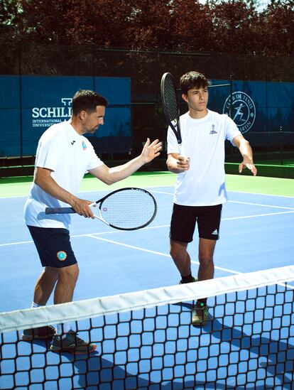 Diego Jiménez cuenta que empezó a soñar con ser un profesional del tenis cuando apenas tenía tres o cuatro años. Ahora, con 16, acude entre dos y tres días por semana al Club de Tenis Chamartín, donde también aprendió su mentor, el profesional retirado de los grandes campeonatos Daniel Muñoz de la Nava. 