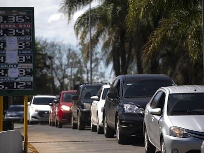 Vehículos en una gasolinera que anuncia no tener más combustible, el jueves en Brasilia