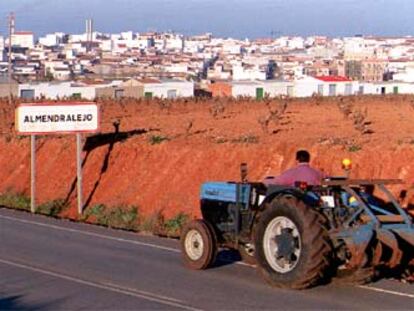 Un agricultor se encamina hacia la ciudad extremeña de Almendralejo.