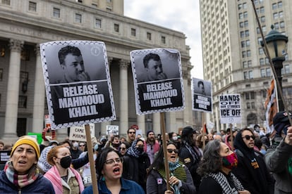 Manifestación en apoyo a Mahmoud Khalil frente al tribunal federal de Manhattan, en Nueva York, en marzo de 2025.