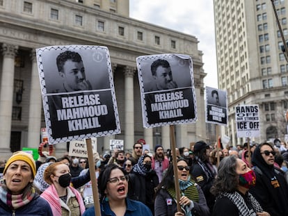 Manifestación en apoyo a Mahmoud Khalil frente al tribunal federal de Manhattan, en Nueva York, en marzo de 2025.