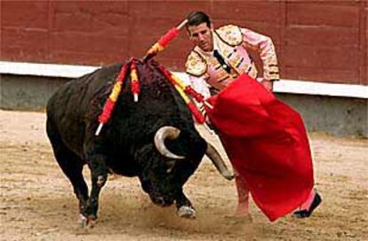 Juan José Padilla, durante el inicio de la faena de muleta a su primero.