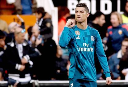 El delantero portugus del Real Madrid Cristiano Ronaldo, celebra el segundo gol de su equipo ante el Valencia.