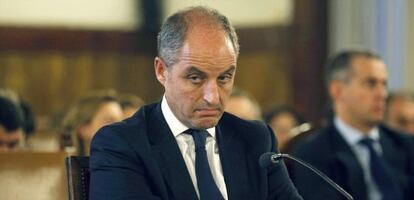 El expresidente de la Generalitat Francisco Camps, con Ricardo Costa al fondo, durante el juicio de los trajes.