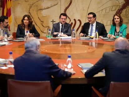 El presidente de la Generalitat, Pere Aragonès (en el centro), preside el martes la reunión semanal del Govern, en Barcelona.