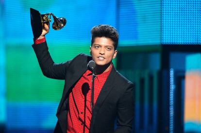 Bruno Mars en el momento de recoger el premio a mejor álbum pop por 'Unorthodox Jukeboc'