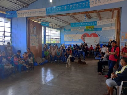 Familias mexicanas refugiadas en una escuela en Cuilco, el 24 de julio.