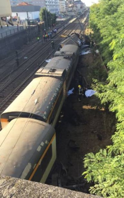 Foto tirada do viaduto contra o qual o trem colidiu.