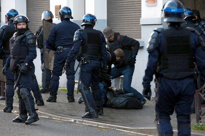 Miembros de la policía francesa detienen a un joven cerca del Liceo Faidherbe en Lille, Francia, durante una de las protestas contra la reforma de las pensiones convocada por los sindicatos franceses.