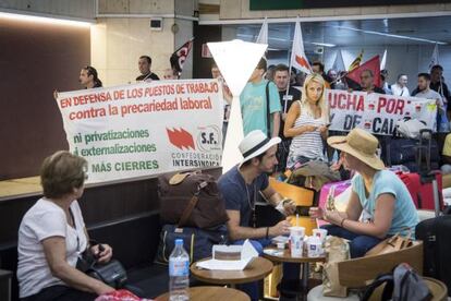 Concentraci&oacute;n de trabajadores de Renfe y Adif durante la huelga del jueves en la estaci&oacute;n de Sants.