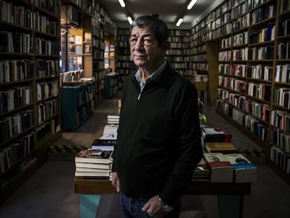 El editor Chus Visor, en la librer&iacute;a de su editorial en Madrid.