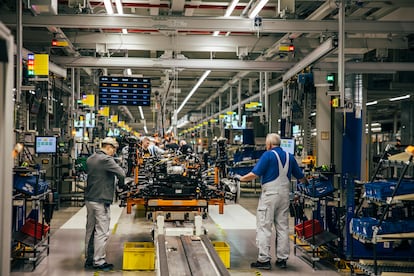 Dos operarios trabajaban el jueves pasado en el montaje de un vehculo elctrico en la planta de Zwickau de Volkswagen. 