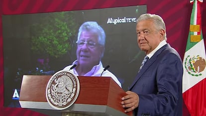 Durante una conferencia de prensa, Andrés Manuel López Obrador presenta un video en el que aparece Carlos Alazraki, el 30 de junio de 2022.