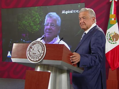 Durante una conferencia de prensa, Andrés Manuel López Obrador presenta un video en el que aparece Carlos Alazraki, el 30 de junio de 2022.