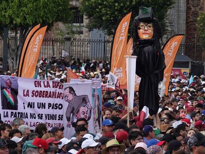 muñeco de Norma Piña, presidenta de la Suprema Corte, durante la concentración del 18 de marzo en el Zócalo de Ciudad de México.