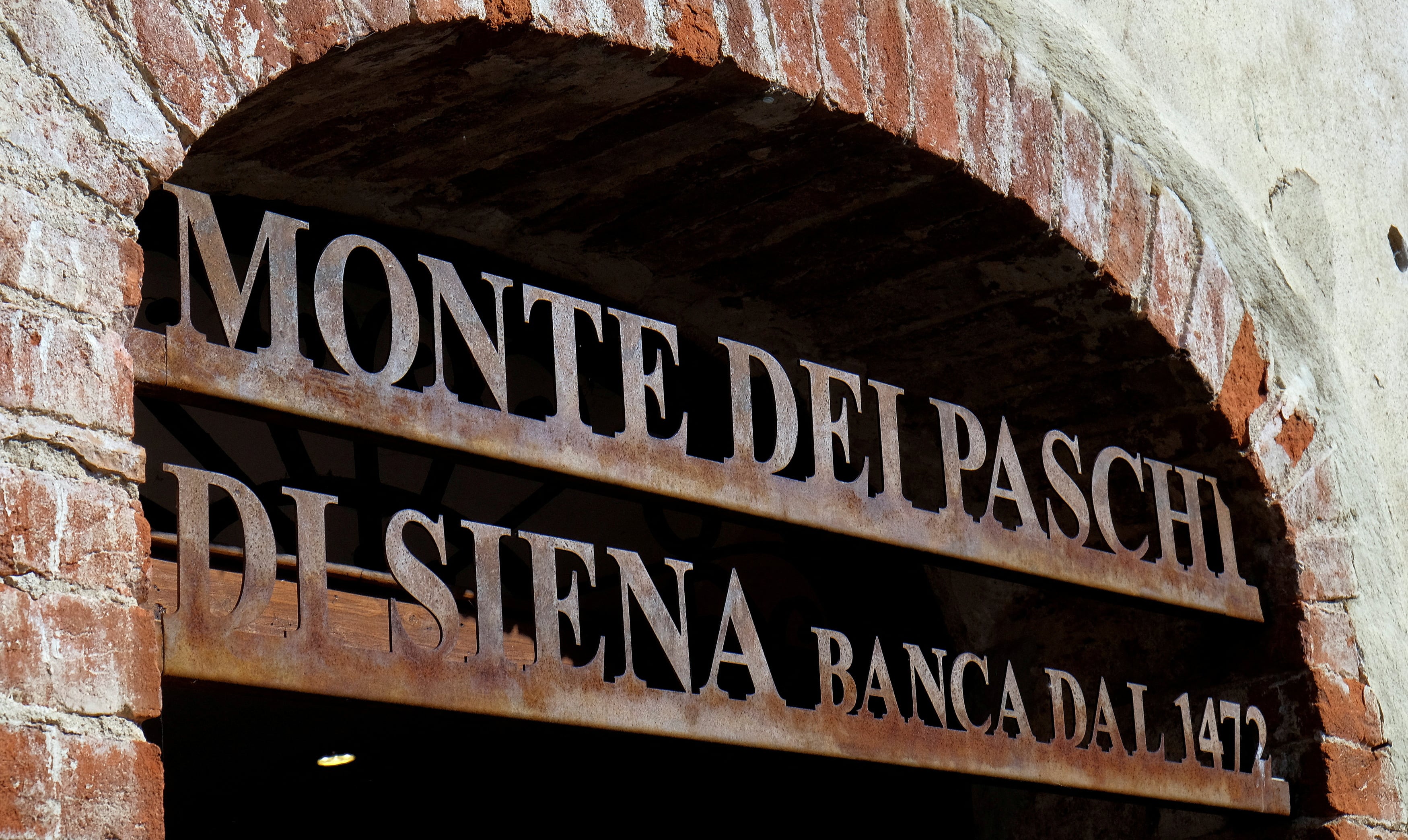 Monte dei Paschi planta cara a Intesa y busca comprar BPM y Banca Generali por 34.000 millones 