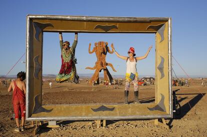 Los participantes se divierten con un enorme marco fotográfico utilizado para hacer retratos durante el Festival Afrikaburn.