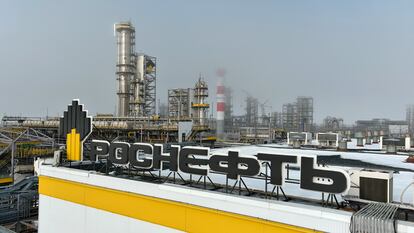 Un subsidiario del gigante de petróleo ruso, Rosneft, en Novokuibyshevsk (Rusia).