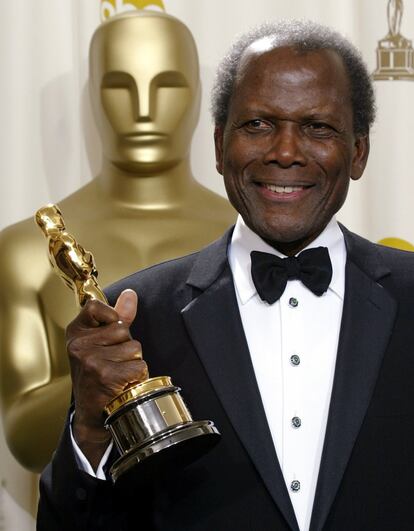 Sidney Poitier posa con su Oscar honorífico durante la 74º edición de los Premios de la Academia, el 24 de marzo de 2002 en Los Ángeles.