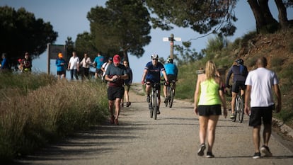 Decenas de personas practican deporte en la carretera de la Aigues, en Barcelona