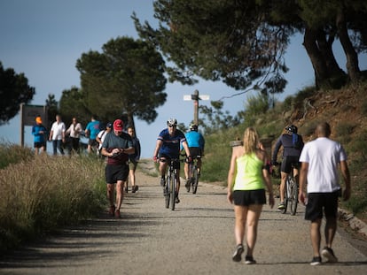 Decenas de personas practican deporte en la carretera de la Aigues, en Barcelona