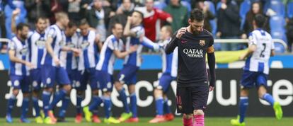 Messi, ante la celebración de uno de los goles del Deportivo.