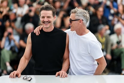 Pedro Pascal y Joaquin Phoenix, el 17 de mayo en Cannes, posan ante los fotógrafos en la presentación de 'Eddington'.   
