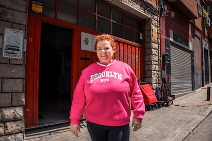 Penélope Gámez, presidenta de la asociación Farmacéuticos Solidarios, frente a la sede de la asociación, en Vallecas, Madrid.